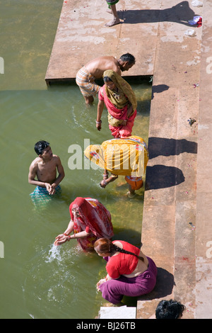 Pèlerins hindous se baigner dans le lac Pushkar. Le Rajasthan. L'Inde Banque D'Images