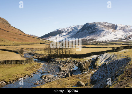 Mickleden Beck, dans la vallée de Langdale Pike côté couvert de neige avec Hill Cumbrian Mountains Lake District Cumbria England UK Banque D'Images