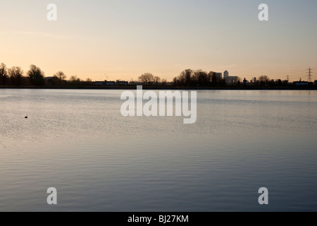 Lever du soleil à Walthamstow Londres Angleterre réservoirs. Banque D'Images