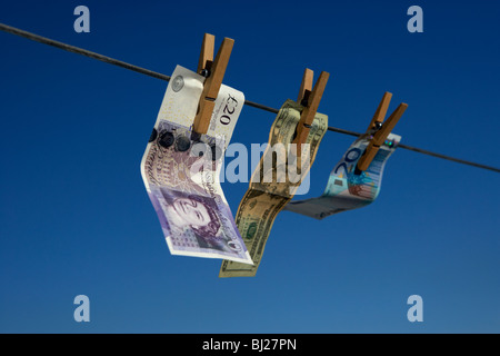 Vingt livres dollars billets accrochés sur une ligne de lavage avec ciel bleu Banque D'Images