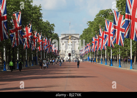 London, The Mall, bordée de drapeaux Union Jack, Buckingham Palace à l'arrière-plan Banque D'Images