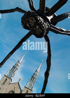 La basilique-cathédrale Notre Dame et Maman la sculpture à Ottawa (Ontario) Canada Banque D'Images