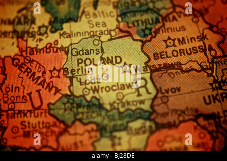 Une photo de détail le monde comme représenté sur un globe antique. L'accent sur la Pologne. Banque D'Images