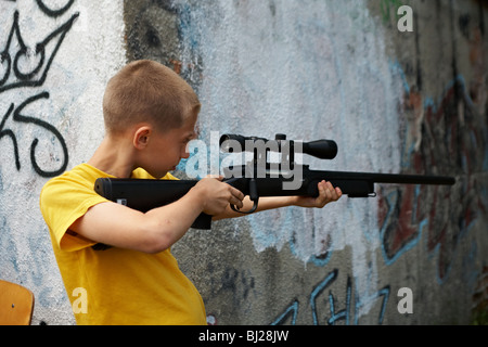 Teenage boy visant carabine à air Banque D'Images