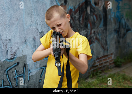 Teenage boy visant carabine à air Banque D'Images