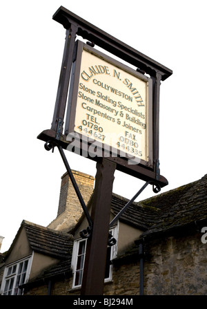 Vieille enseigne en Collyweston, Northamptonshire, en Angleterre Banque D'Images