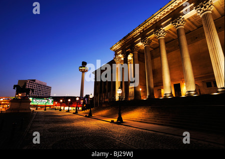 St Georges Hall , St Georges Plateau, Lime Street dans le centre-ville de Liverpool. St Johns phare dans l'arrière-plan. Banque D'Images