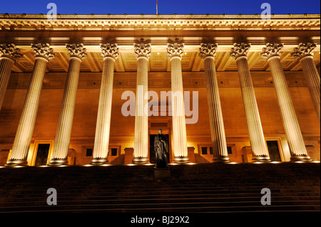 St Georges Hall , St Georges Plateau, Lime Street dans le centre-ville de Liverpool dans la nuit. Statue du Comte de Beaconsfield. Banque D'Images