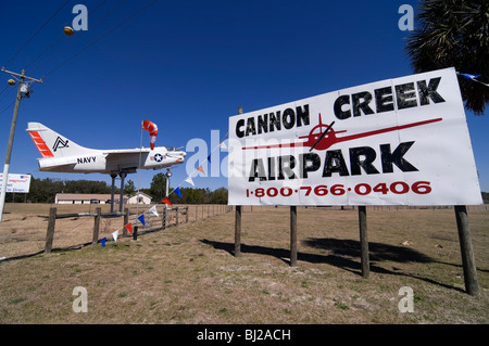 Airpark avec US Navy A7 Corsair II avion de chasse à réaction monté sur panneau en regard de piste à Lake City en Floride Banque D'Images