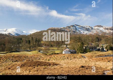 Lake Road Village avec la neige est tombée et Montagnes Lingmoor Cumbrie Lake District Cumbria England Royaume-Uni UK Banque D'Images