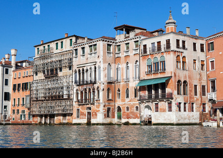 Bâtiments le long du Grand Canal à Venise, Italie Banque D'Images