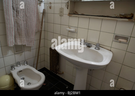 Touchez à l'eau courante et d'un bidet et sale vieille serviette dans une salle de bains Banque D'Images
