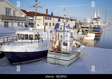 Bateaux de pêche sur amarre en mer gelée. Le port de l'île Hönö. La Suède. La Scandinavie. Banque D'Images
