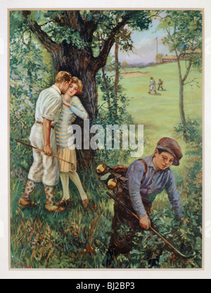 Couple par un arbre alors que les jeunes caddy recherche ball, c1930s. Artiste : Inconnu Banque D'Images