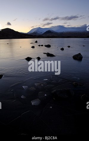 Le soleil se couche sur un complètement gelés Lochan na h-Achlaise . Banque D'Images