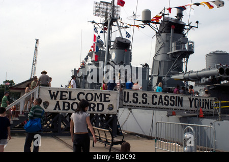 USS Cassin Young à Charlestown Navy Yard lors du festival des grands voiliers. Une longue file de personnes attendent d'embarquer dans la Marine de la DEUXIÈME GUERRE MONDIALE. Banque D'Images