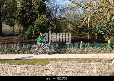 Une jolie fille ses promenades en vélo le long de la Thames path à Iffley, Oxford, Oxfordshire, UK Banque D'Images