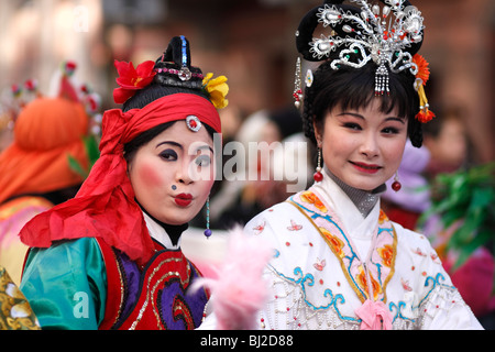 Deux danseurs se produiront au défilé du Nouvel An chinois dans les rues de Paris, France Banque D'Images