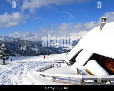 Skieurs sur la piste de l'Haus en Autriche en direction de Schladming et de Planai Banque D'Images