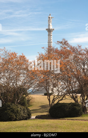 Photo du monument de la victoire de Yorktown en automne en Virginie, aux États-Unis, un monument commémoratif de guerre d'Indépendance américaine. Banque D'Images