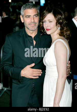 GEORGE CLOONEY VERA FARMIGA EN L'AIR PREMIERE MANN VILLAGE THEATRE WESTWOOD USA 30 novembre 2009 Banque D'Images