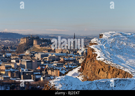 Avis sur Salisbury Crags et château d'Edimbourg, Ecosse, Royaume-Uni. Banque D'Images