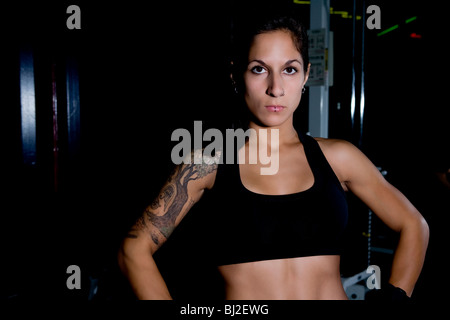 Femme fitness exercise exercice dans une salle de sport Banque D'Images