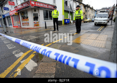 Les agents de soutien communautaire de la police sur les lieux d'un incident sérieux à Brighton Banque D'Images