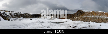 Vue panoramique sur la carrière de calcaire de Blaen Onneu, qui est en déroute et couverte de neige, sur Mynydd Llangynidr au pays de Galles Banque D'Images
