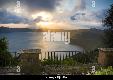 Coucher du soleil sur le lac Lago di Castel Gandolfo, Italie. Banque D'Images