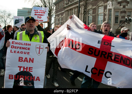 Ligue de défense anglaise (EDL) mars à Londres à l'appui de l'extrême-droite islamophobe néerlandais politicien Geert Wilders. Banque D'Images