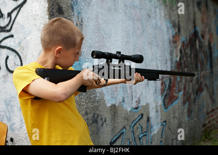 Teenage boy visant carabine à air Banque D'Images