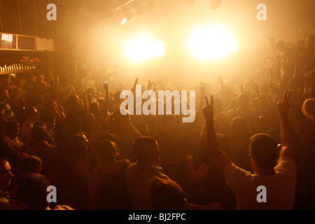 Les gens danser dans Praterdome, discothèque à Vienne, Autriche. Soirée disco, feux de brouillard et de la fumée de spectacle laser. Nightlife shot Banque D'Images