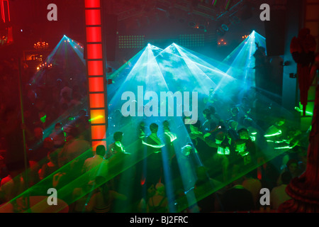 Les gens danser dans Praterdome, discothèque à Vienne, Autriche. Soirée disco, feux de brouillard et de la fumée de spectacle laser. Nightlife shot Banque D'Images