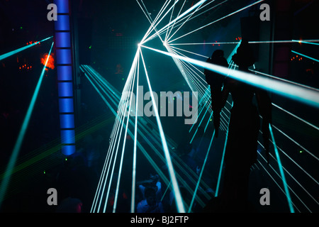 Les gens danser dans Praterdome, discothèque à Vienne, Autriche. Soirée disco, feux de brouillard et de la fumée de spectacle laser. Nightlife shot Banque D'Images