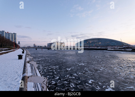 Le Glasgow Science Centre et la BBC Ecosse AC à côté de la rivière gelée Clyde, en Écosse, au Royaume-Uni. Banque D'Images