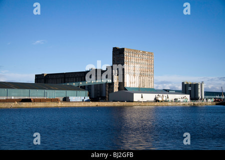 Un entrepôt de grains dans l'Edinburgh Leith Docks sur une journée ensoleillée. L'Albert Dock est visible dans l'forefground Banque D'Images