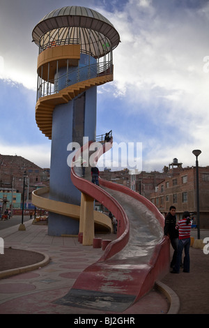 Toboggan dans la rue principale de Puno au coucher du soleil. Dans l'arrière-plan, les montagnes des Andes (Lac Titicaca, les Andes, le Pérou, Amérique du Sud). Banque D'Images