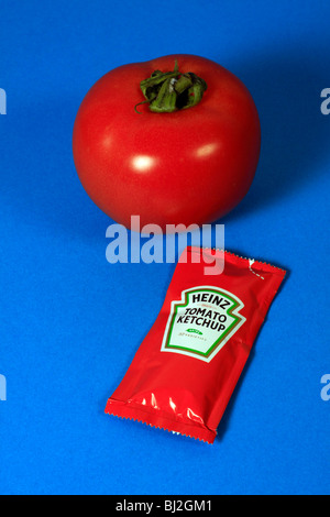 Sachet de sauce tomate Heinz avec big red tommy Banque D'Images