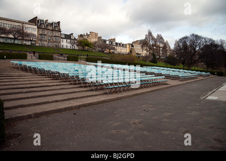 Des rangées de chaises disposées en Edinburgh's Ross Bandstand dans les jardins de Princes Street. Princes Street est visible dans l'arrière-plan Banque D'Images