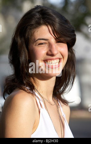 Young hispanic woman smiling d'Amérique latine à la recherche d'appareil photo de Buenos Aires Argentine Banque D'Images
