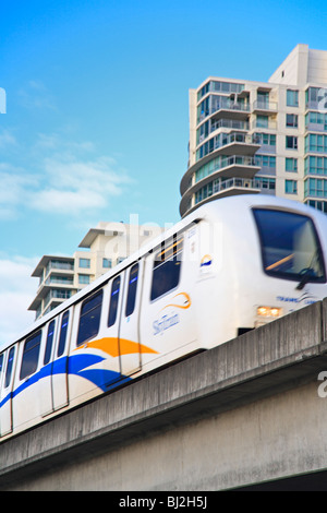 Léger et rapide Skytrain avec hi prends en arrière-plan, Vancouver, Colombie-Britannique Banque D'Images