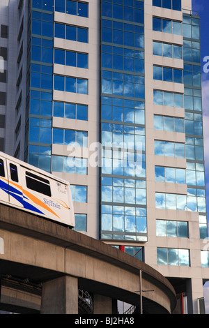 Léger et rapide Skytrain avec hi rise, Vancouver, Colombie-Britannique Banque D'Images