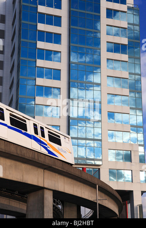 Léger et rapide Skytrain avec hi rise, Vancouver, Colombie-Britannique Banque D'Images