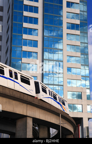 Léger et rapide Skytrain avec hi rise, Vancouver, Colombie-Britannique Banque D'Images