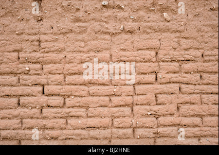 Un vieux mur de brique d'adobe dans Billy the Kid's wild west Ville de Lincoln, au Nouveau-Mexique. Banque D'Images