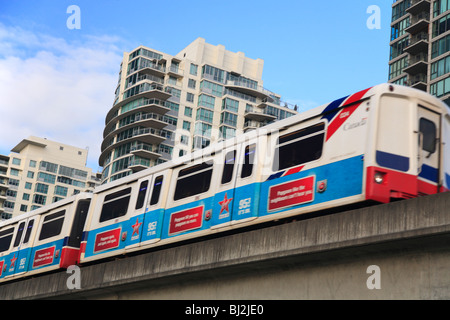 Léger et rapide Skytrain avec hi prends en arrière-plan, Vancouver, Colombie-Britannique Banque D'Images