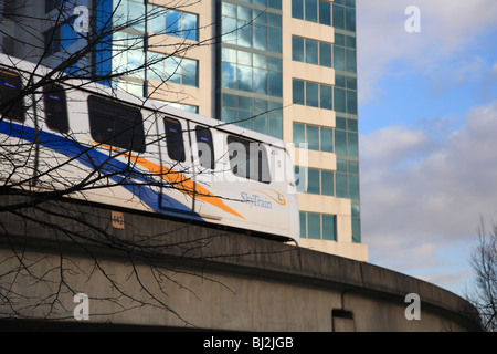 Léger et rapide Skytrain avec hi s'élève, Vancouver, Colombie-Britannique Banque D'Images