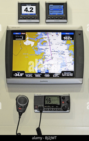 La navigation maritime simple instrument composé de l'écran GPS avec l'ajout d'un système de Garmin GMI et radio VHF. Banque D'Images