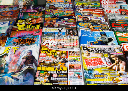 Magazines à un kiosque, Hong Kong, Chine Banque D'Images